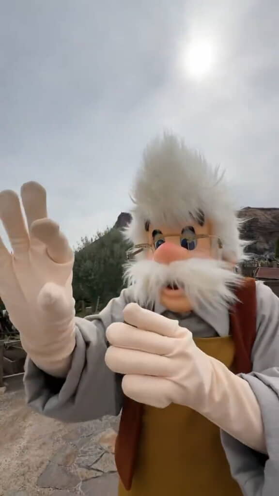 親知らずのディテールを気にするようなジェスチャー