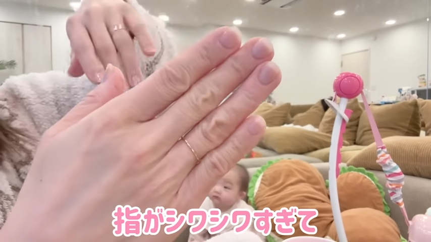 手を見せる辻さん（画像はYouTubeから）