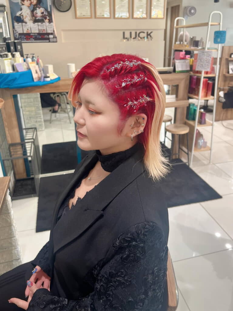 ヘアスタイルがコーディネートの完成度を上げていますね