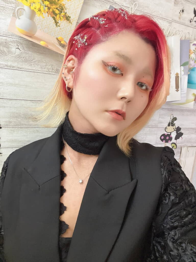 メイクもアクセサリーのセレクトも最高ですね！