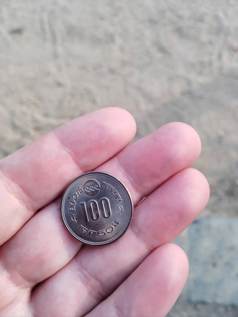 裏面を見ると、「EXPO'75」の文字とかわいいイルカ。今でも使用可能な記念硬貨なのでした