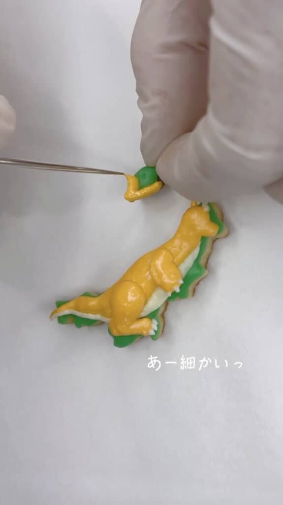 佐渡島は翼に。かなりのちいささで作業が大変そう