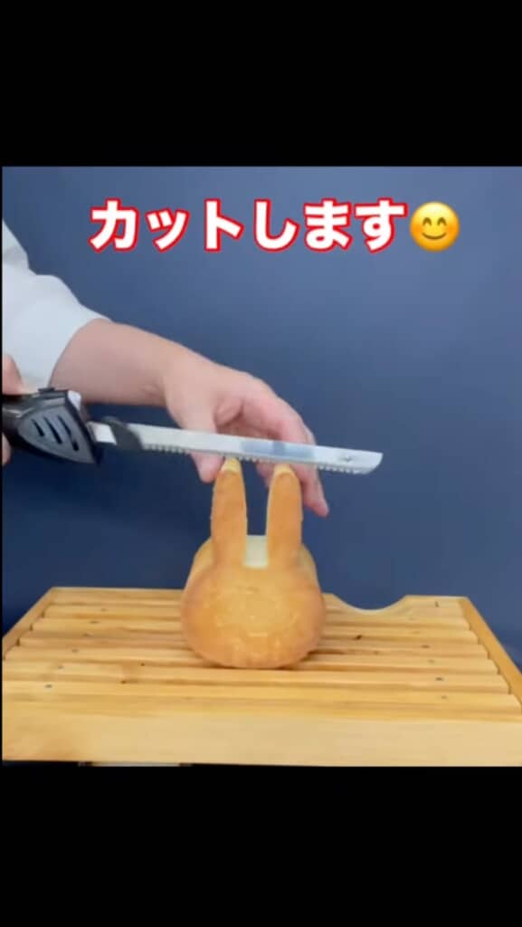 パンに包丁入れる瞬間ってうまく焼けているかドキドキしますね