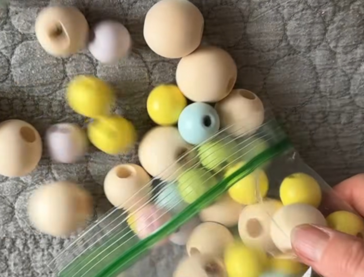 ウッドビーズ2粒→毛糸に通すと……「その発想はなかった」　驚きの完成品に「わぁー！」「すぐ作ります」【海外】（1/3） | ハンドメイド ねとらぼ