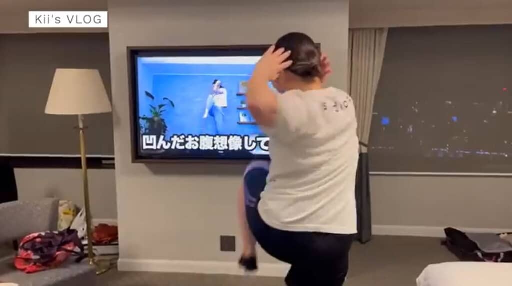 動画を見て体を動かします