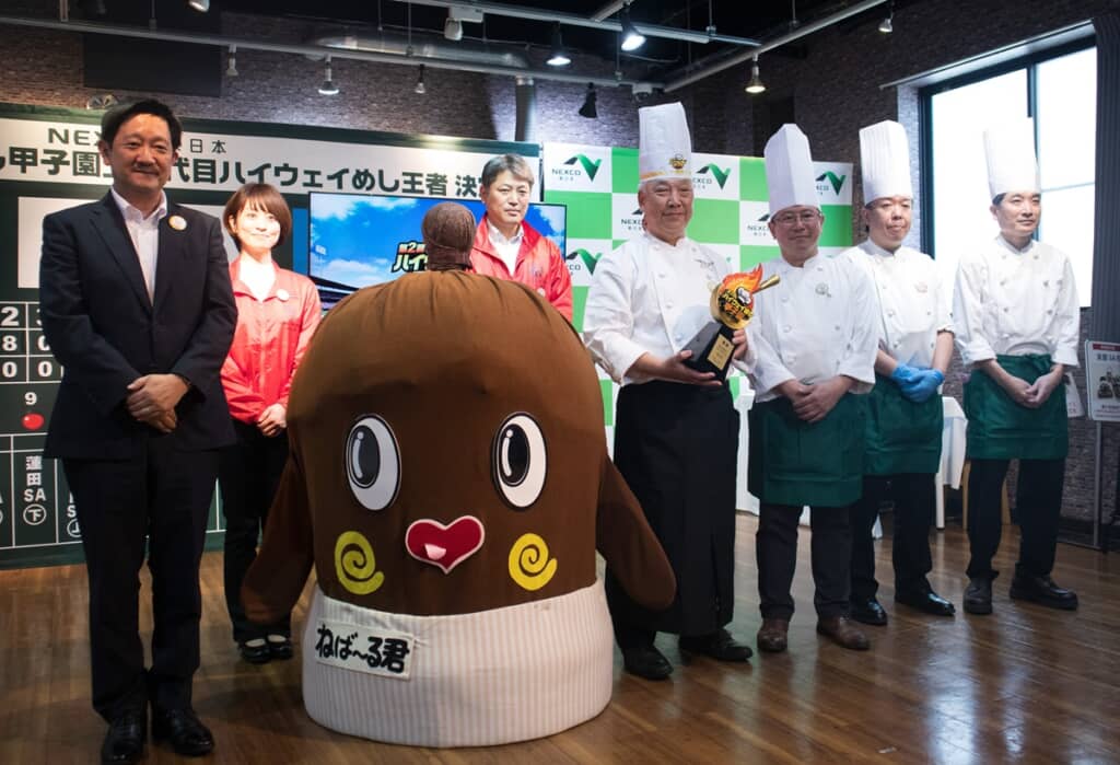 友部SA（上り線） 東武食品サービスの酒井隆充取締役社長、菅沼総料理長とスタッフら