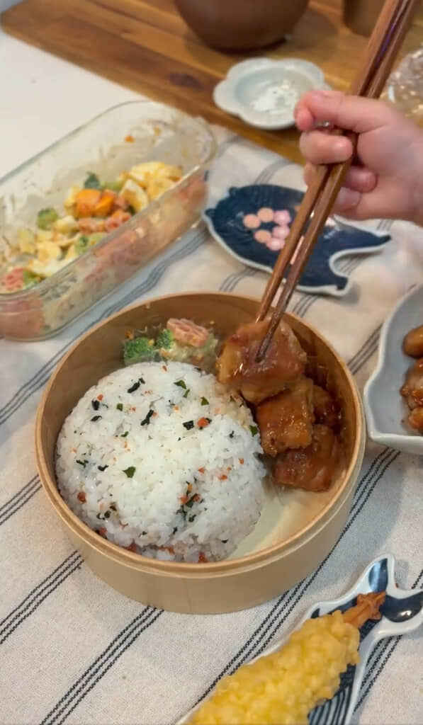 おかずも詰めていきます