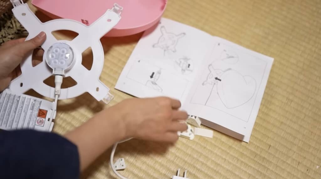 説明書を見ながらハートのライトを組みたてます