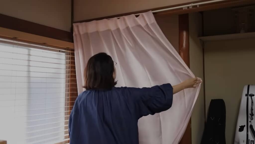 別のところで使っていたカーテンレールを利用してレースのカーテンを取り付けます