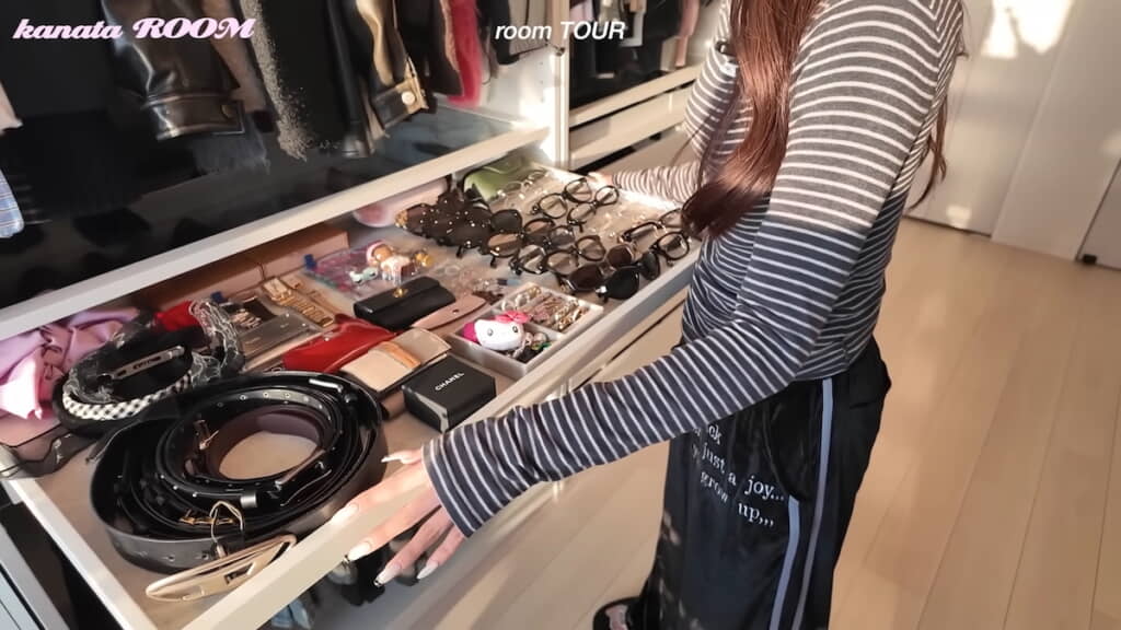 サングラスや時計、アクセサリーを収めるのに最適の引き出し