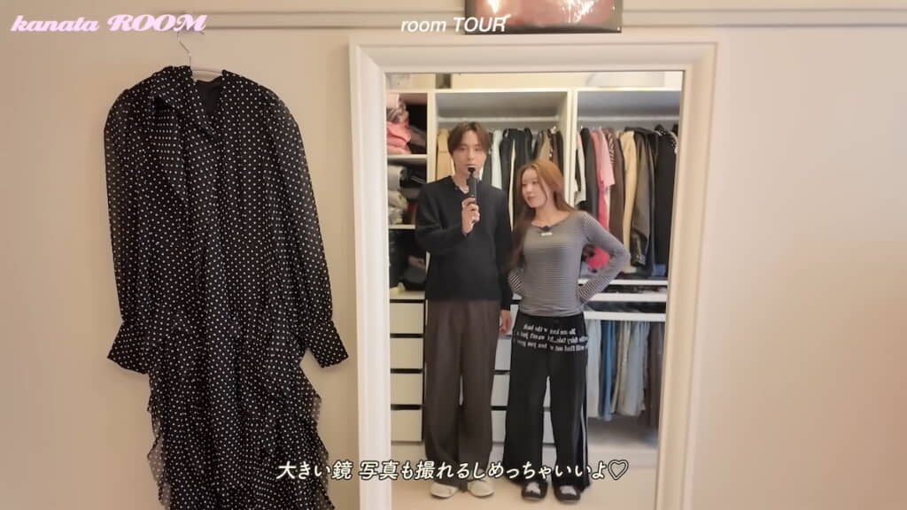 姿見に映った2人