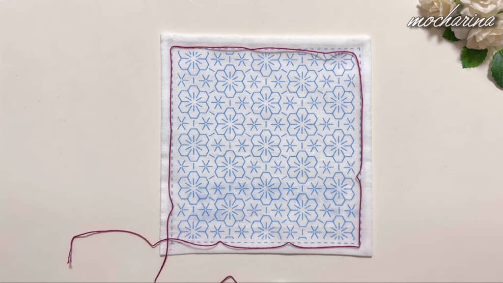 額縁を縫う糸は直接置いて切り出すと、無駄なく使えます