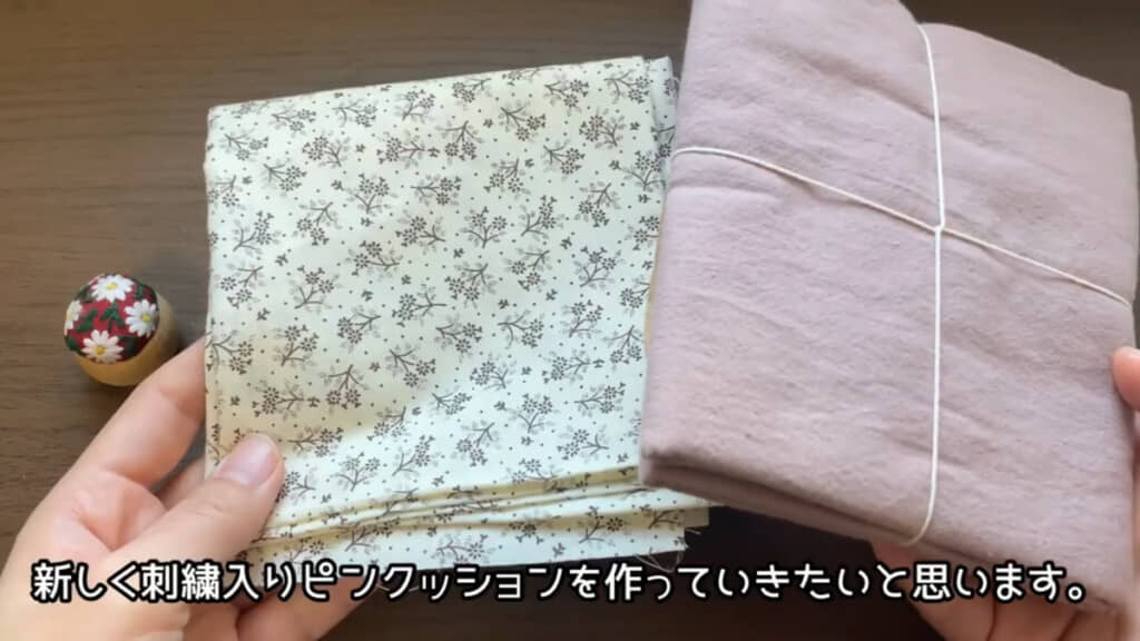 右の無地の生地に刺しゅうをしていきます（もう1枚は裏生地に使用）