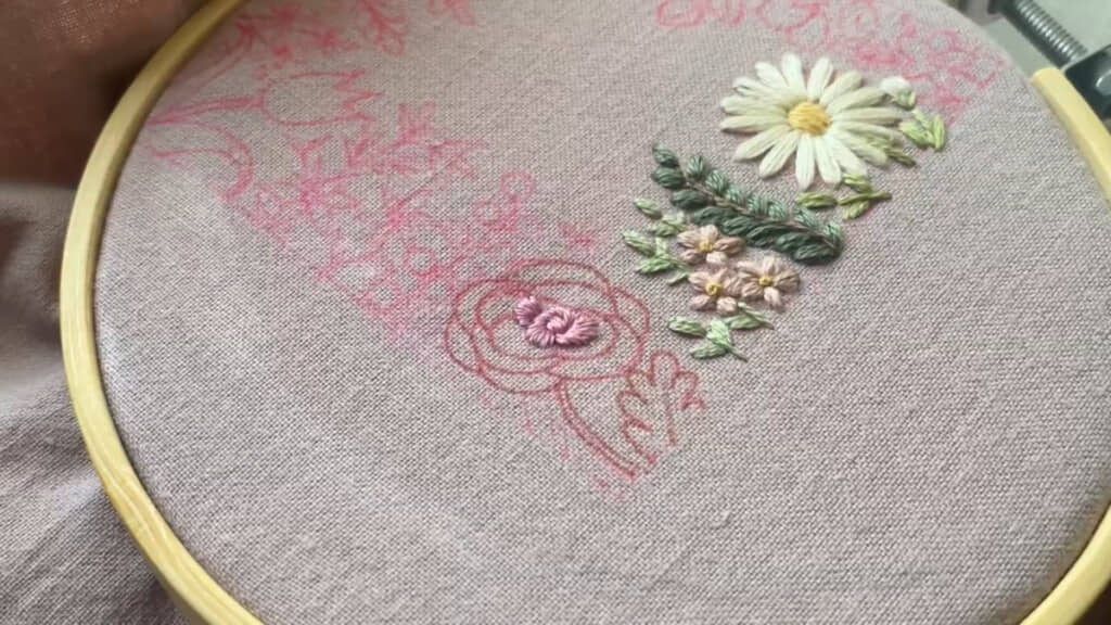 刺しゅうによって図案の花々に色がついていく……！