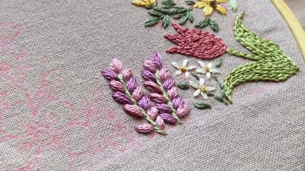 紫色とピンク系のカラーで表現された花がきれいで見惚れます