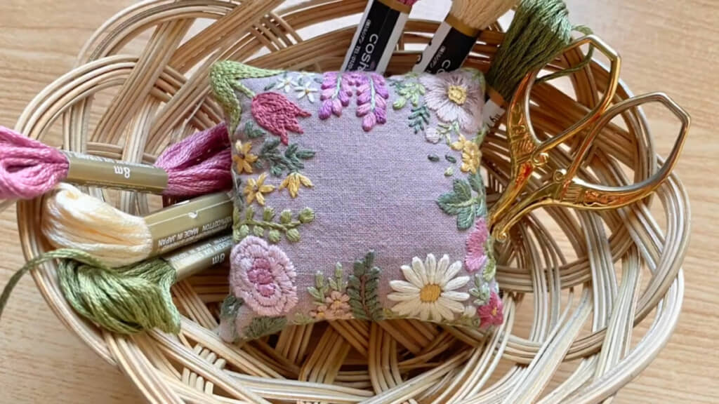 完成した刺しゅう入りピンクッション