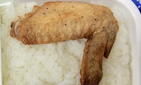 手羽先がのったボリューミーなお弁当。実はさらなる仕掛けが……