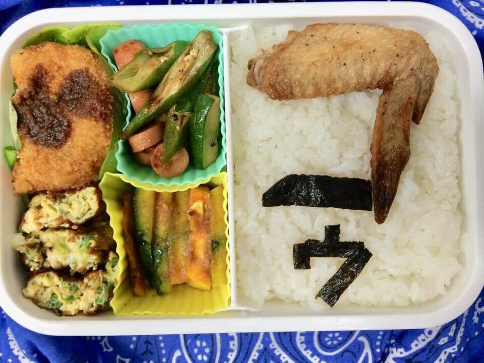手羽先がのったボリューミーなお弁当。実はさらなる仕掛けが……