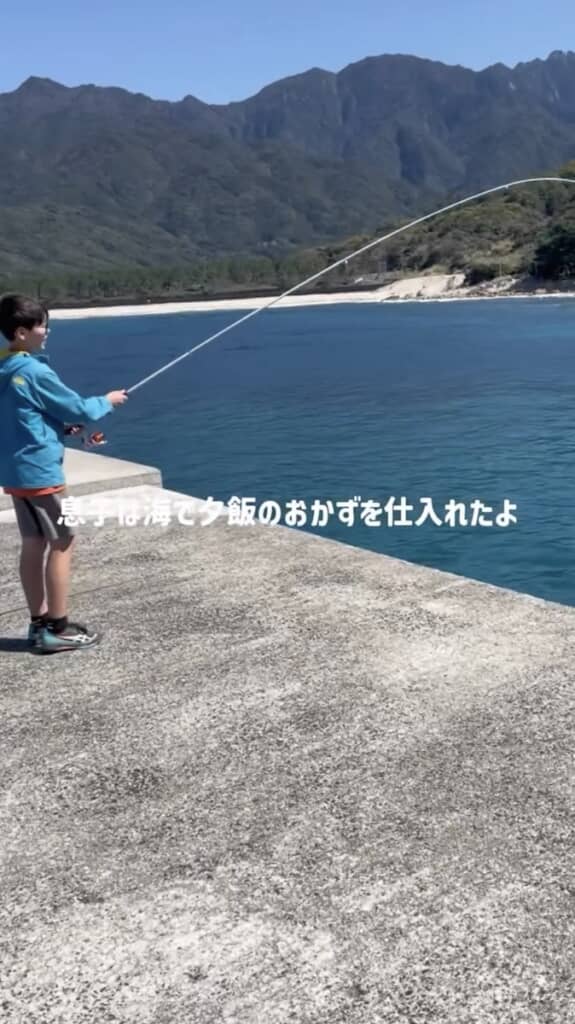 海で釣りをする息子さん