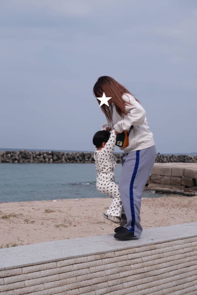 子どもを持ち上げたママのまさかの足元