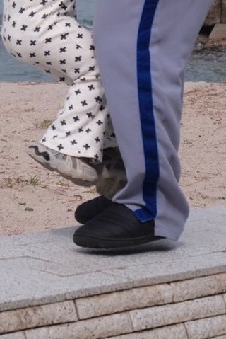 子どもを持ち上げたママのまさかの足元