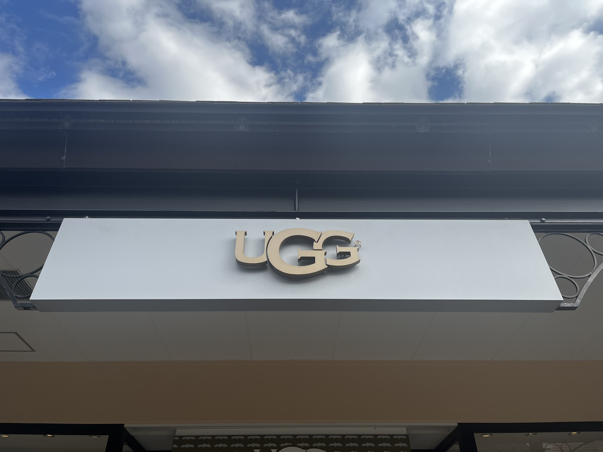 「テーマパークで履いても疲れにくい」 UGG(アグ)の“厚底サンダル”に「モチモチと柔らかい」「厚底で脚長効果◎」「とても軽く歩きやすい!」の声(1/2) | シューズ ねとらぼリサーチ