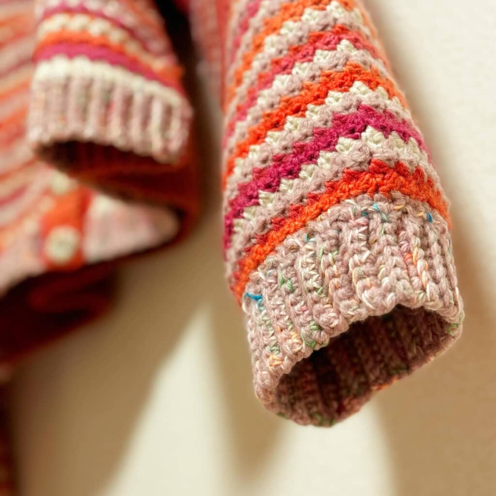 袖リブにはカラフルな杢