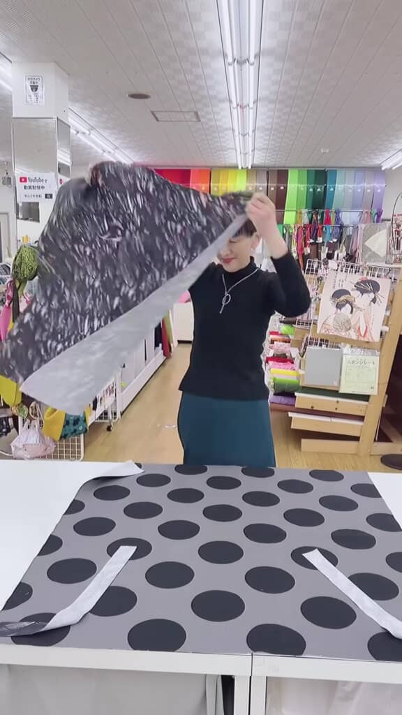 布をかぶせる女性