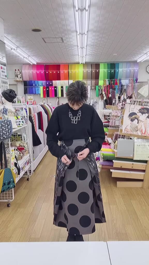 リバーシブルラップスカートを着た女性