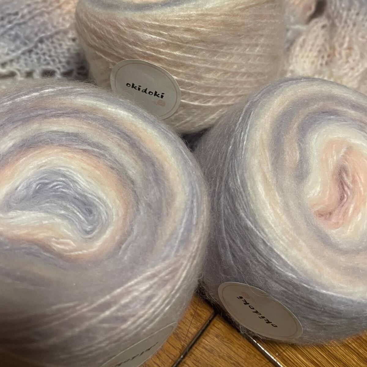 虹のようなふわふわ毛糸、1カ月かけて一気に編み進めたらこうなる→「か、かわいすぎませんかぁぁ!?」「私の分もお願いします!!」（1/3） | 編み物 ねとらぼ