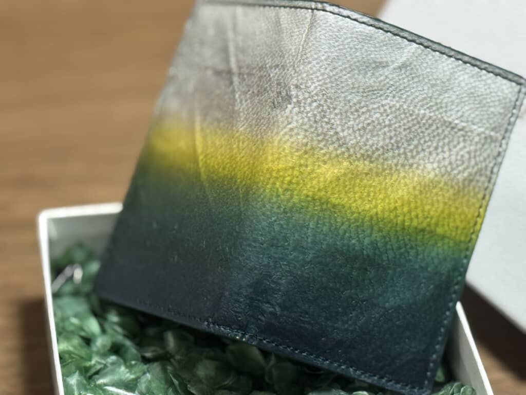 ブリ皮の名刺入れ（アップ）