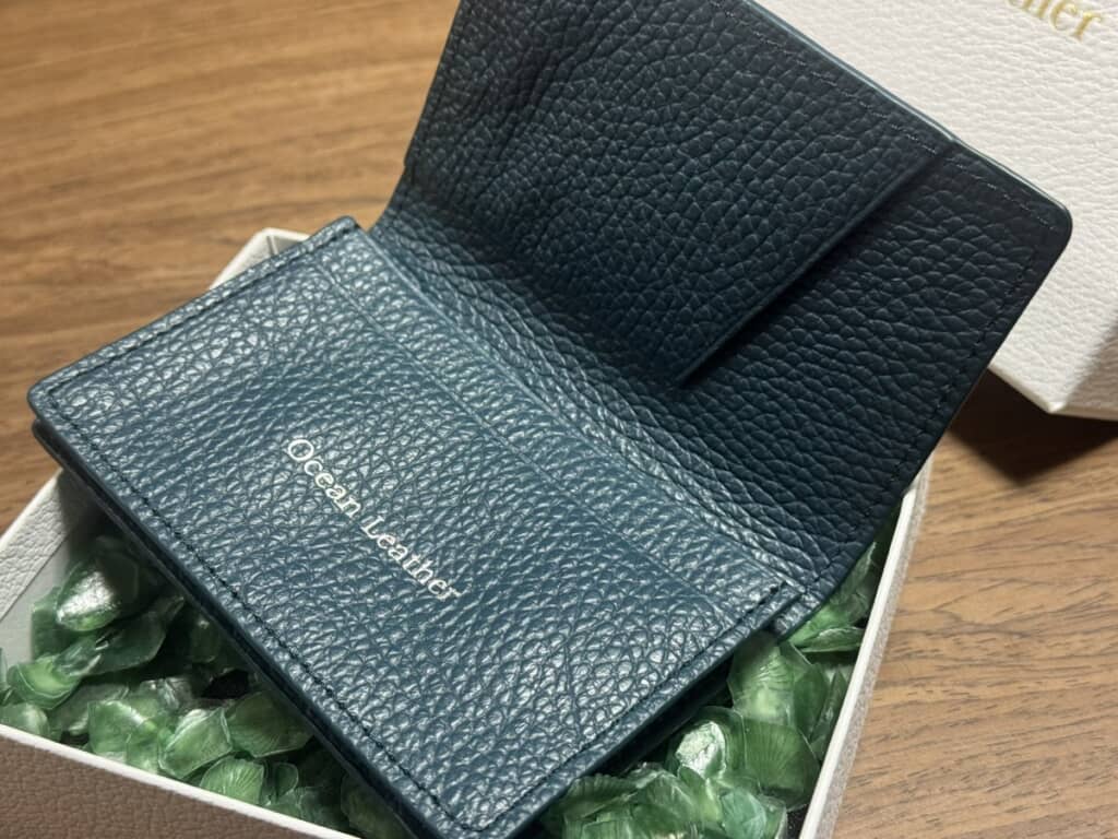 ブリ皮の名刺入れの内側