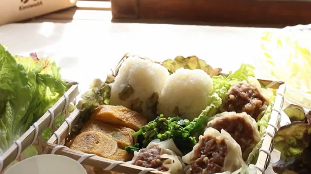 かごのお弁当箱に詰めていきます