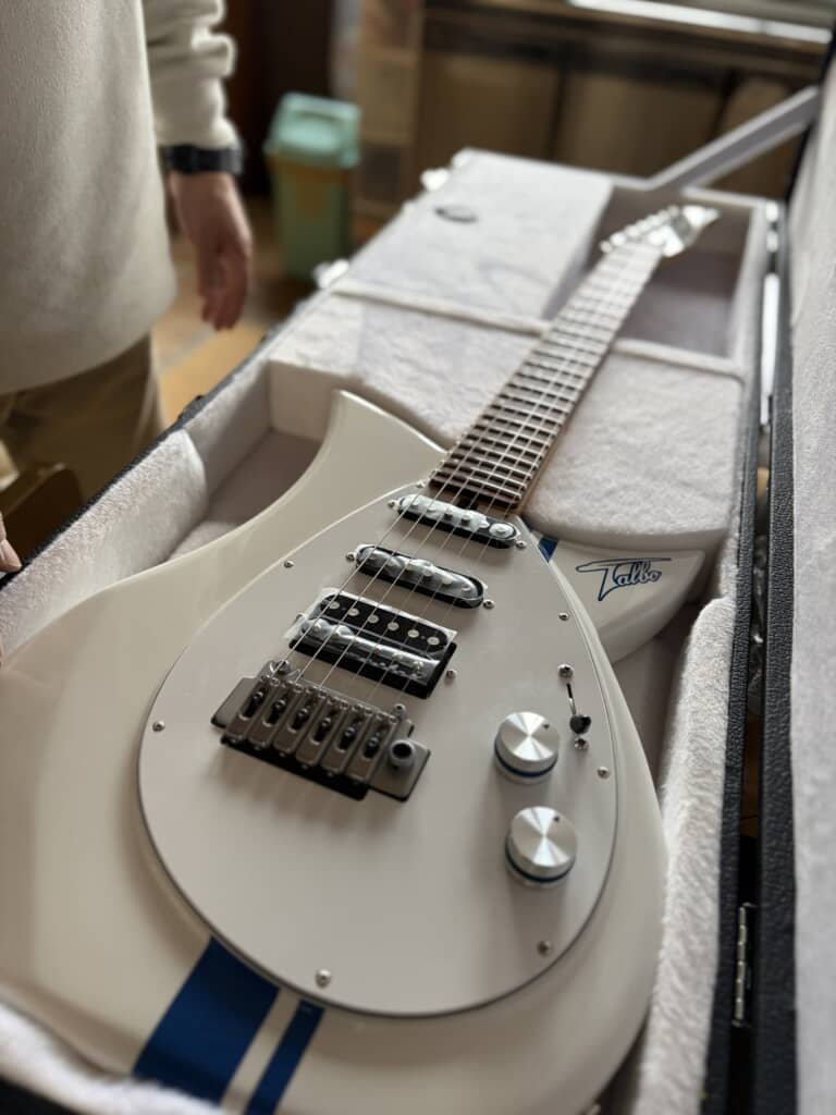 新幹線の車両をリサイクルして作った再生アルミ製のギター