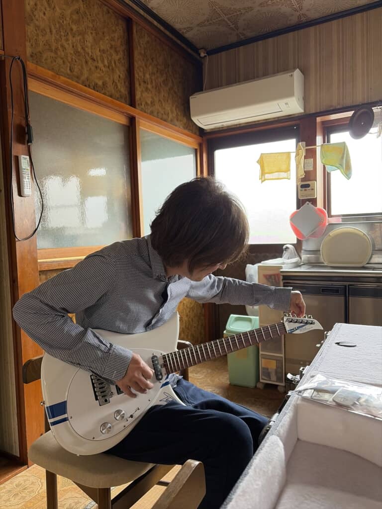 「Re:A- 700 Talbo」を試奏している投稿者の父