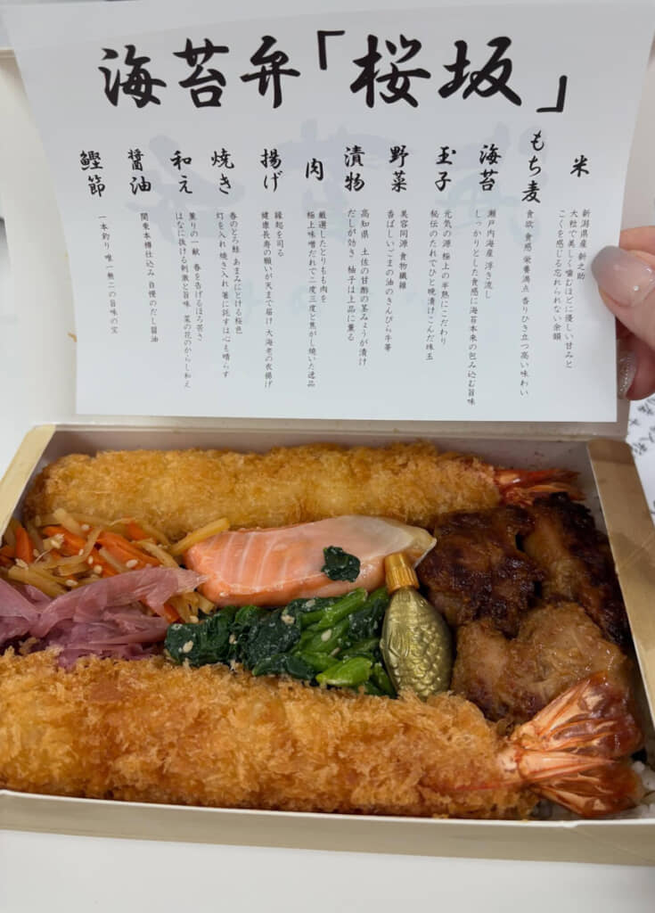 中身のビジュアルは海苔弁っぽさゼロ。おかずの向こうに海苔はあるのだろうけれど……