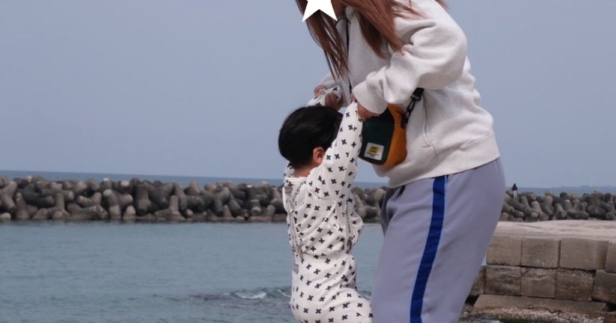 2歳息子と海辺でパシャリ→ママの足元をよく見ると……「いやほんまに2度見したww」　目を疑う光景に「ドラえもんなのか、。。!?」（1/2） | ライフスタイル ねとらぼ