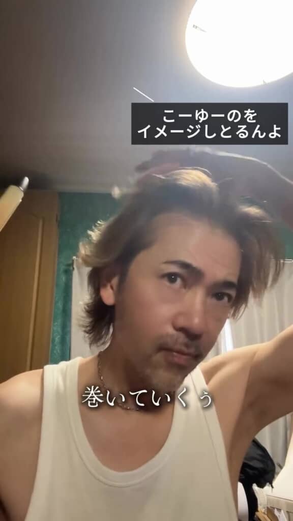 センターパートのウルフカットをイメージして巻く