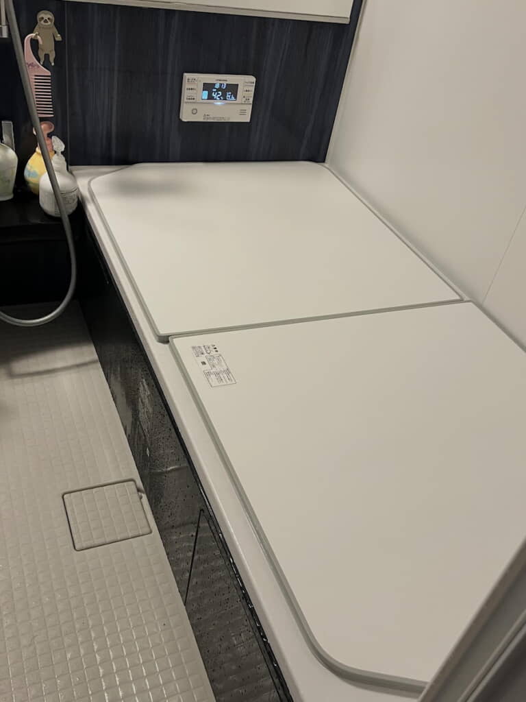 投稿者さんの家の給湯器リモコンは浴室の奥にある
