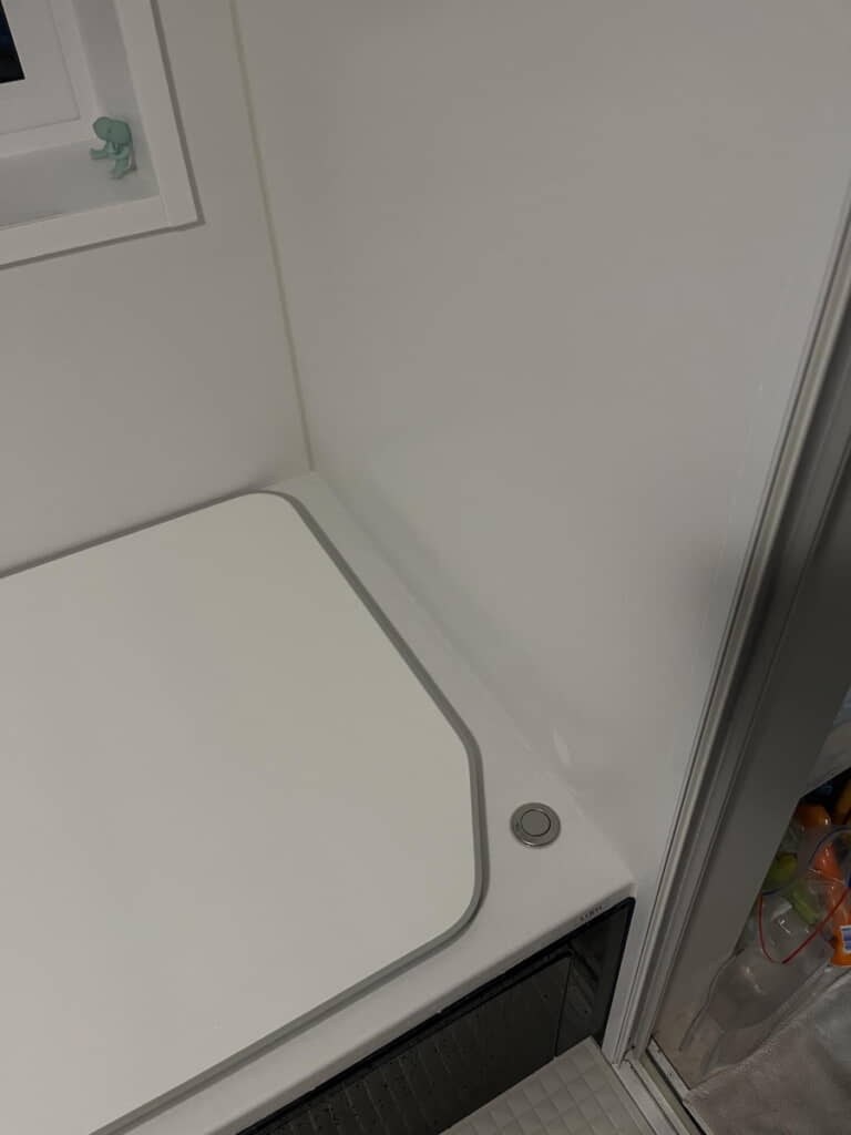 排水栓のボタンは入り口側にある
