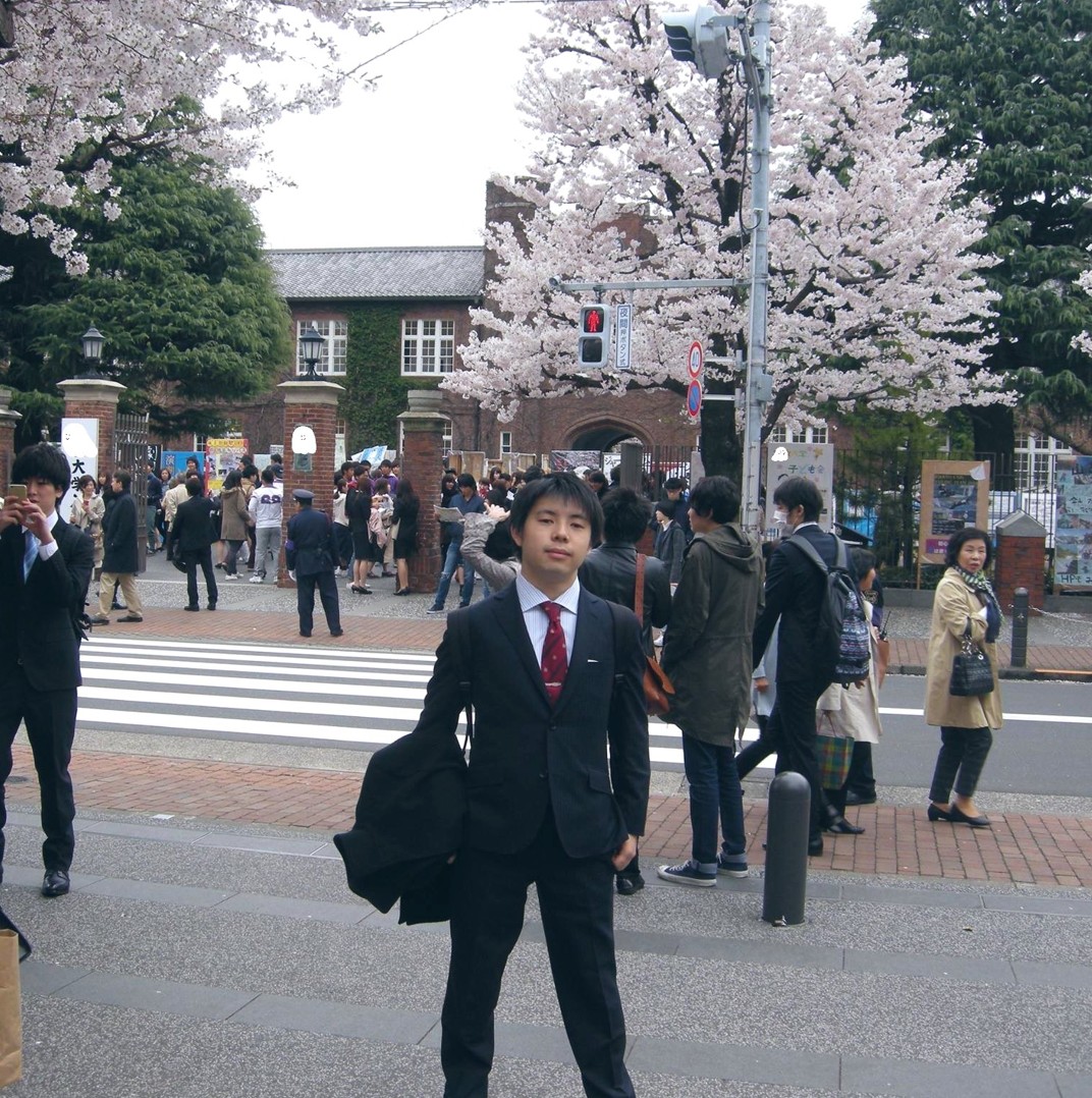 入学式にスーツで出席した男性→卒業式では……　「何があってこうなった」衝撃の変化が1000万表示「本人!?」「5度見くらいした」　（1/2） | ファッション ねとらぼ