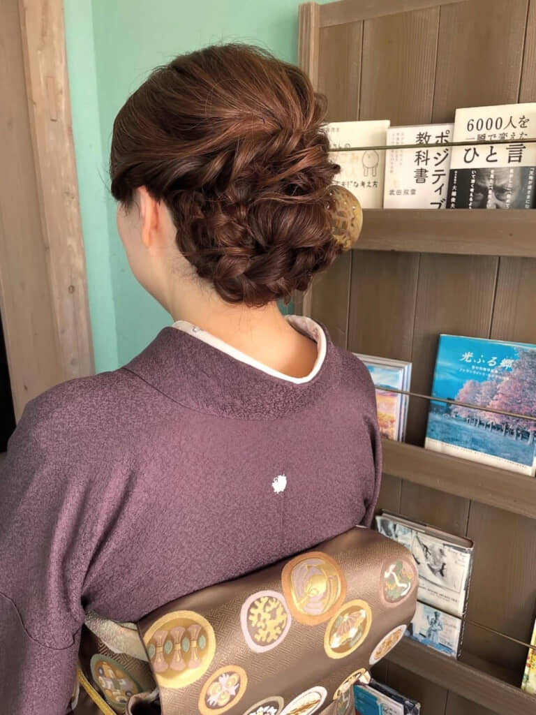 クラシカルなヘアアレンジもすてきです。ちなみに後ろ姿の写真では見えにくいですが、帯締めは薄いグリーン＆ゴールドのカラーとのこと
