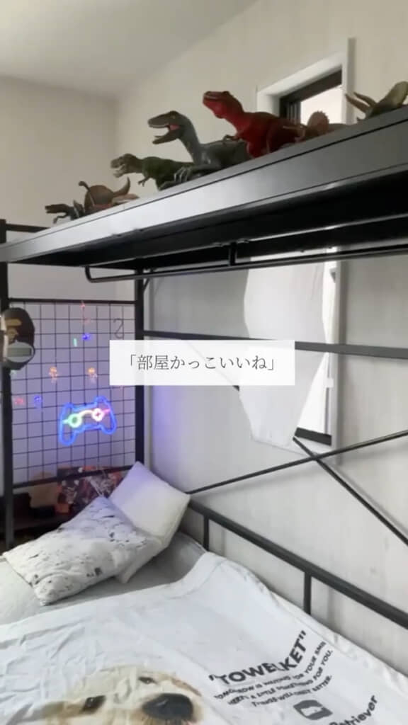 ベッド上のラックにはフィギュアがずらり