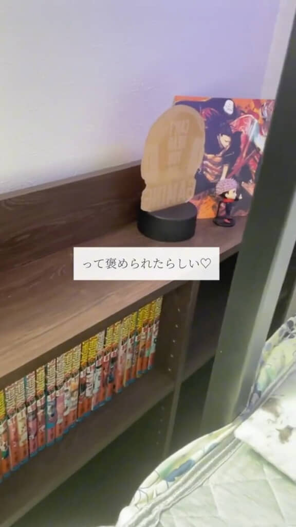 枕元にはラックも完備