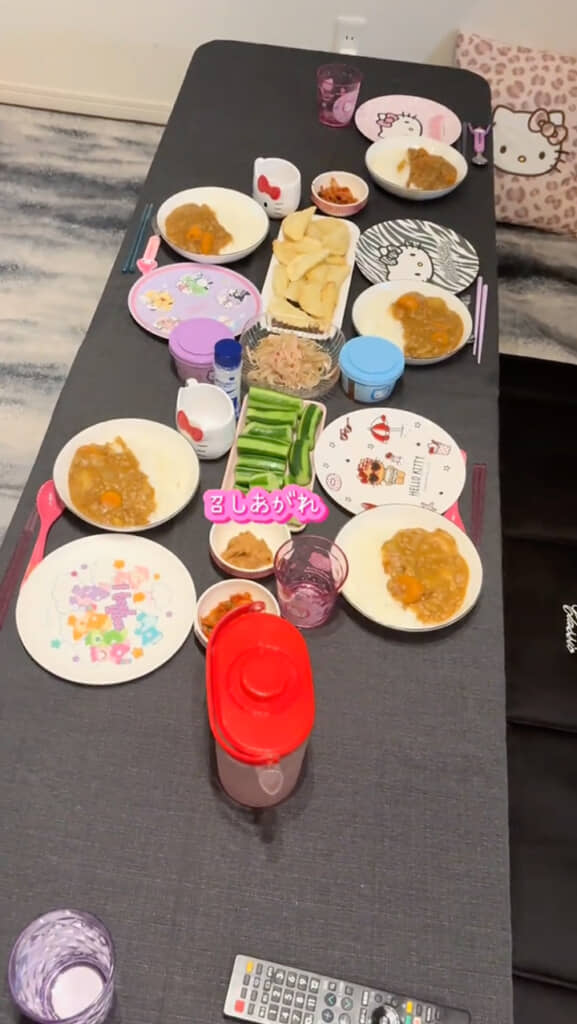 食器やカトラリーはサンリオ