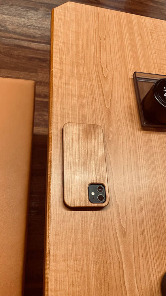 くら寿司のテーブルと同化したスマホ