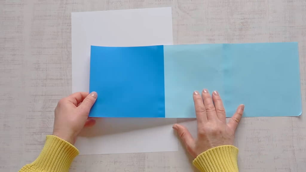 体用の折り紙と頭用の折り紙をつないだところ