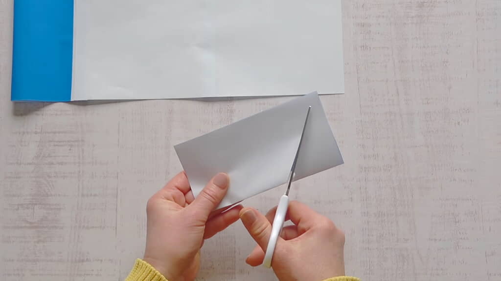 半分に折って斜めにカットして……