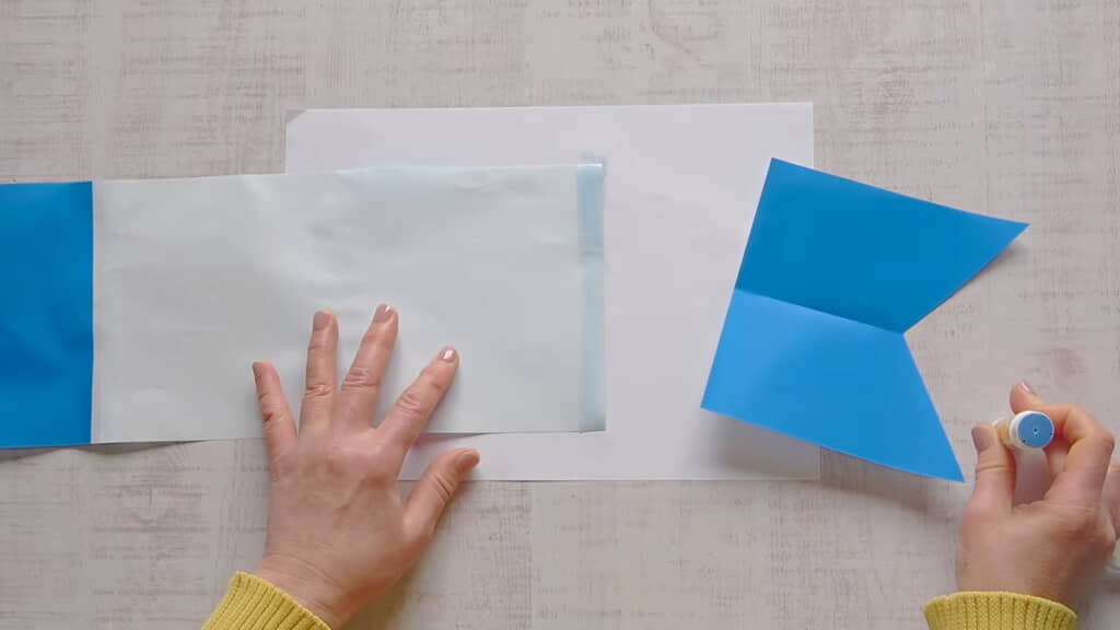 尾を体に貼り付ける