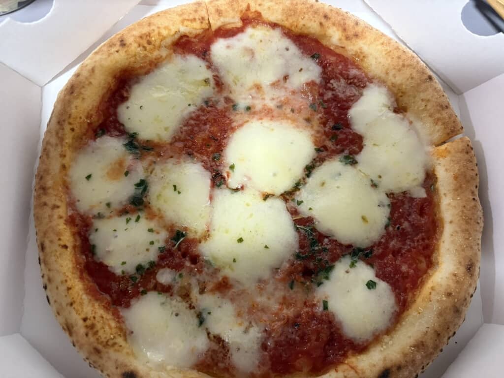 チーズたっぷり、生地もカリカリでおいしそう！